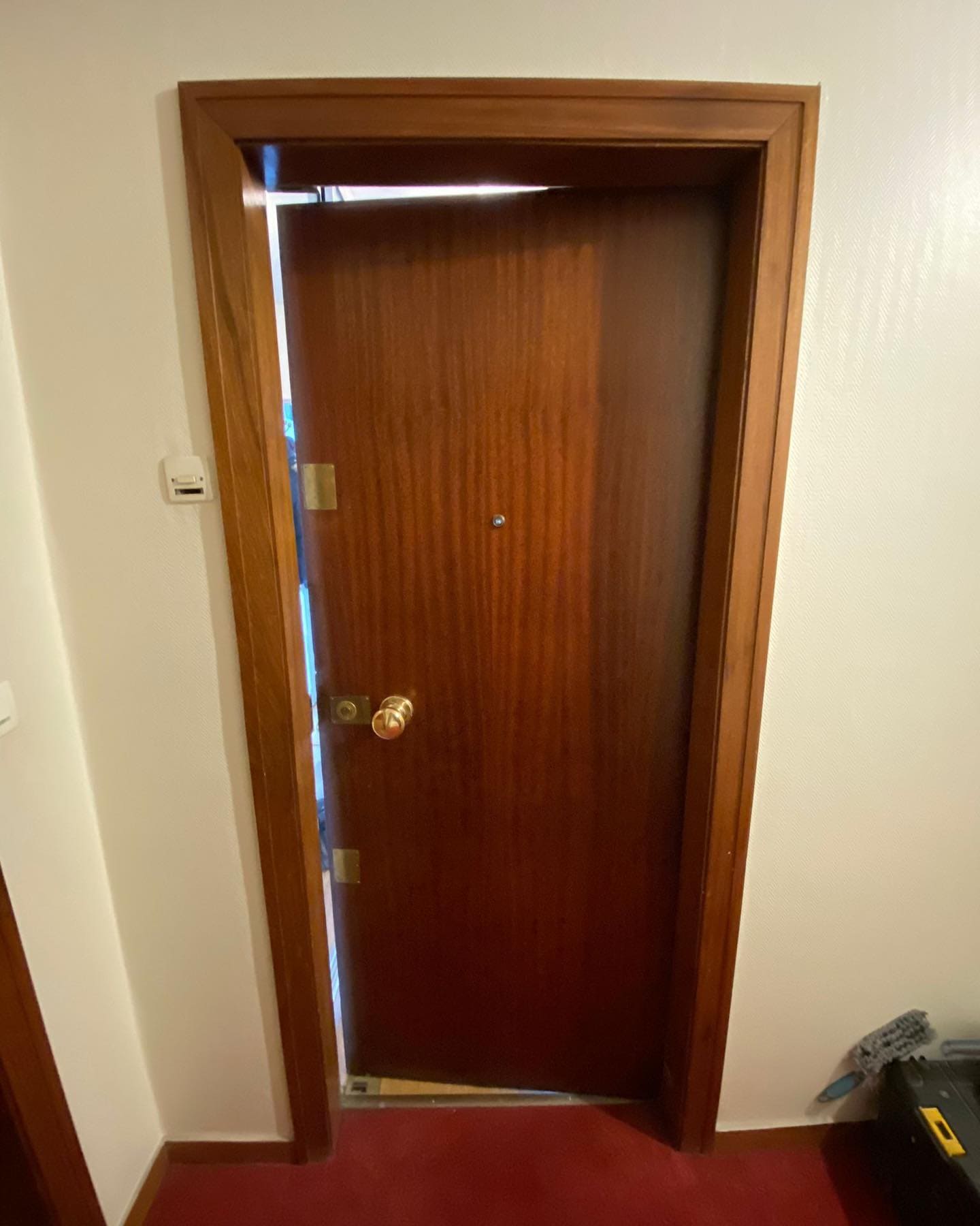 installation d'une porte blindé en bois
