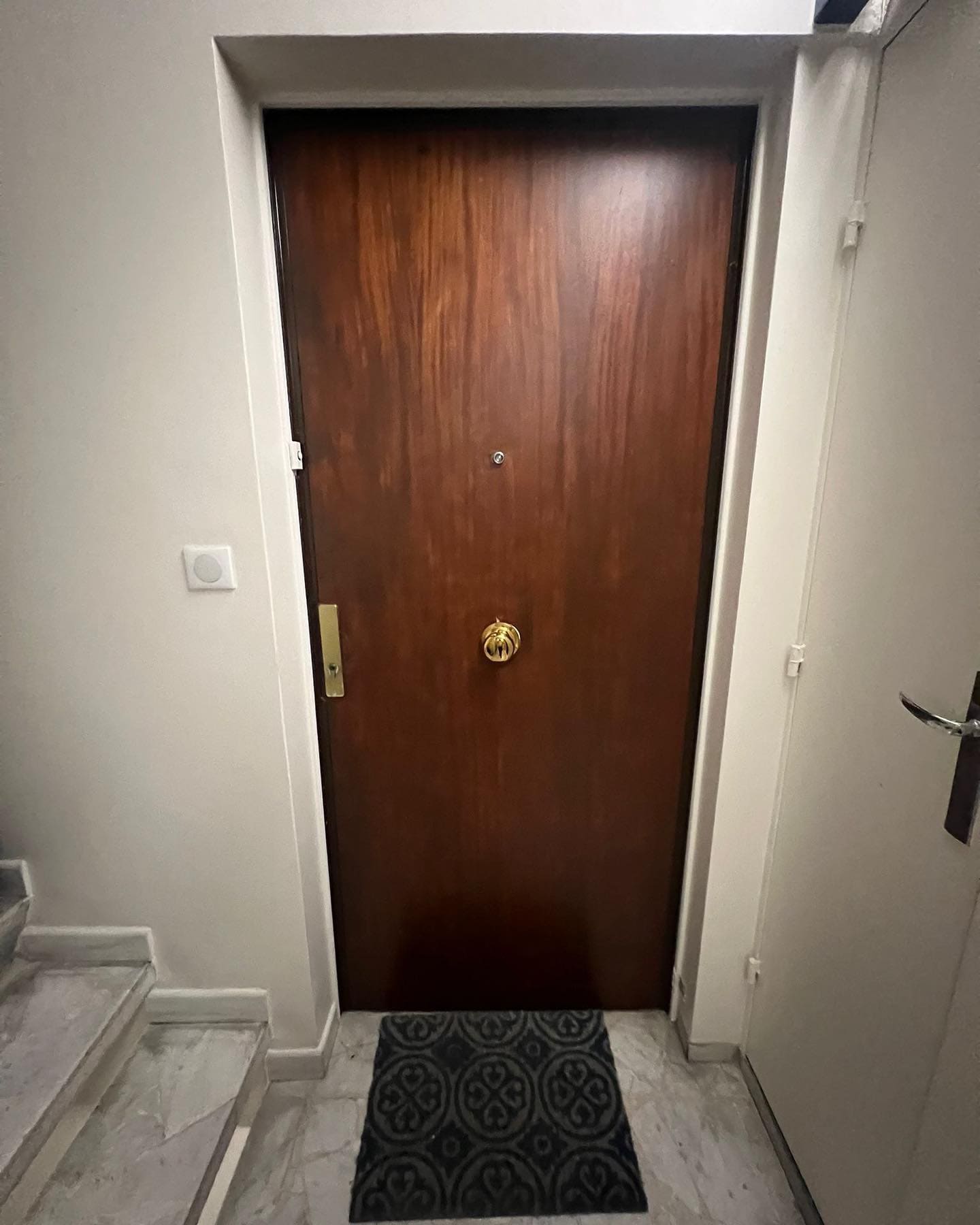 porté blindé installé en bois